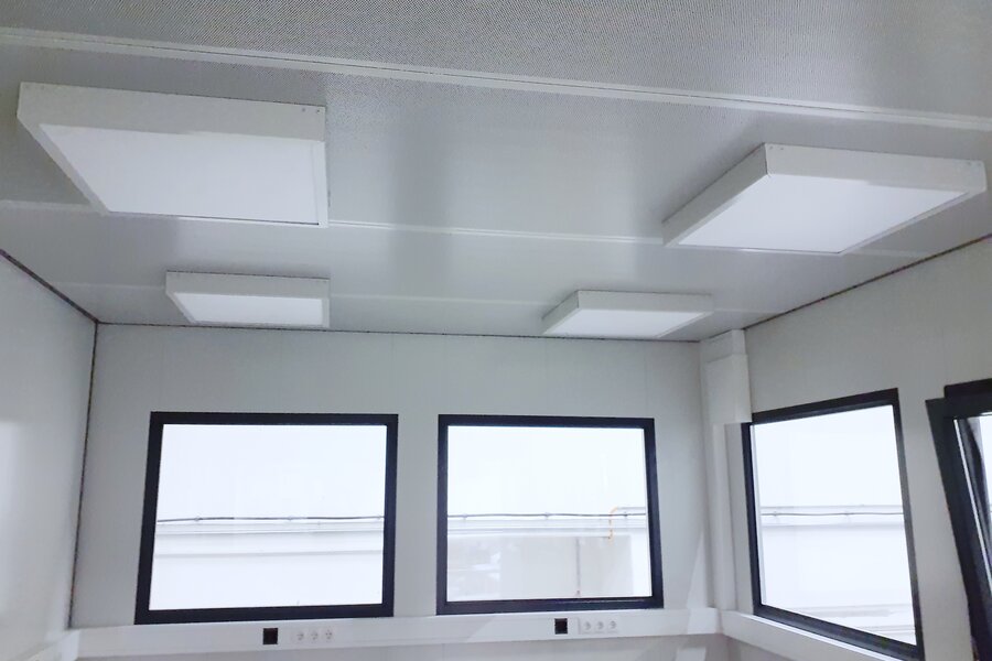 Innenansicht Hallenbüro, Schallschutzpaneele, Beleuchtung | © Jansen Systembau