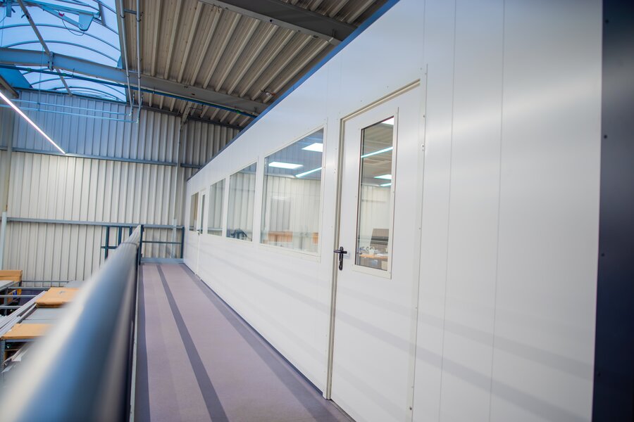Obere Etage eines Doppelstockbüros mit Industriegeländer hergestellt von Jansen Systembau | © Jansen Systembau